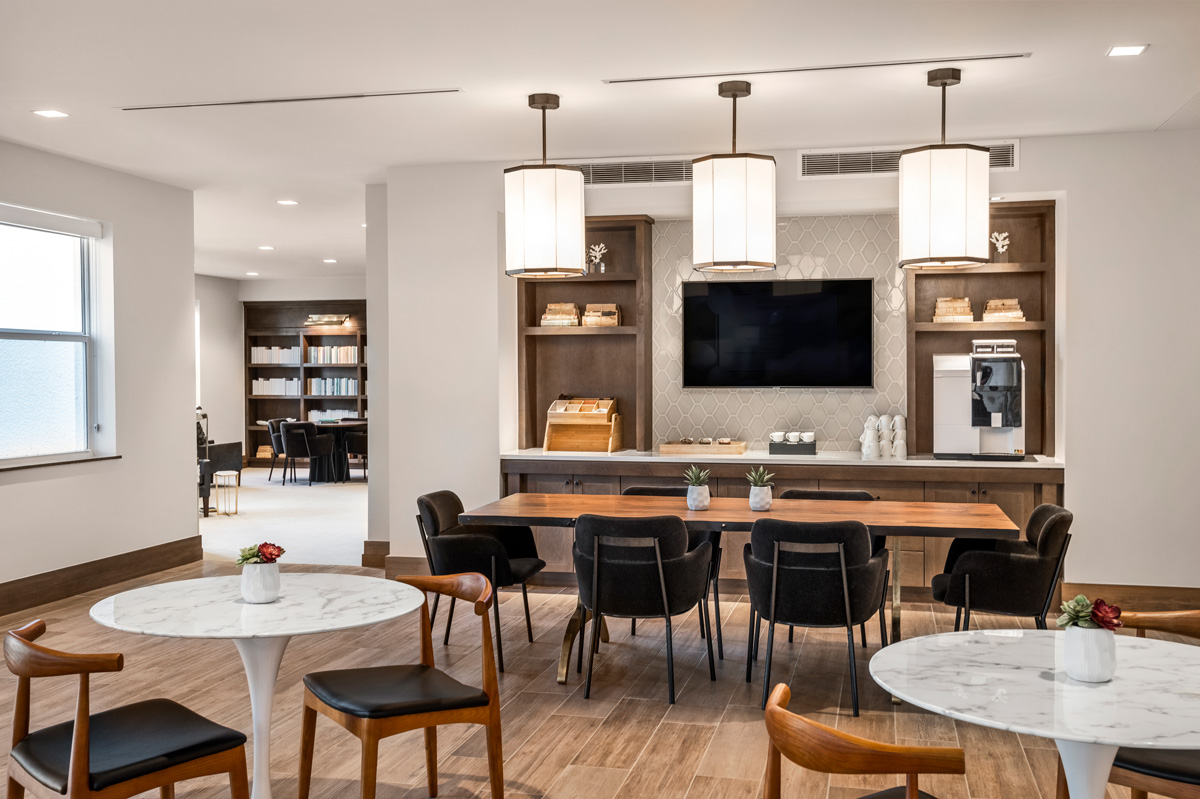 Enjoy a delicious cup of coffee at our two self-serve coffee bars. Whether morning fuel or an afternoon pick-me-up, residents love gathering here throughout the day to unwind and connect. ☕