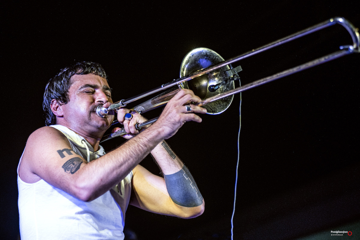 PomiglianoJazz's tweet photo. Cosmic Renaissance è il progetto che Gianluca Petrella ha portato sul palco del Pomigliano Jazz. Con il suo concerto riesce a far convivere il jazz più spirituale, l’ispirazione afro-futurista e space jazz insieme alla sperimentazione elettronica.

 Ph. Titti Fabozzi

#pjazz2024 https://t.co/NQG9qbwzds