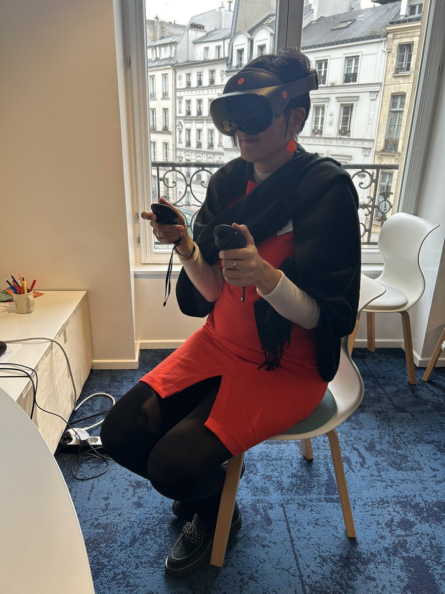 LabBdf's tweet image. Nos participants de banques centrales venus du monde entier ont pu expérimenter notre escape game, STARFI, et nos casques VR à l’occasion de la première journée du séminaire innovation, en partenariat avec l’IBFI !🤖🕹️ #ManagementofInnovation #EscapeGame #VR