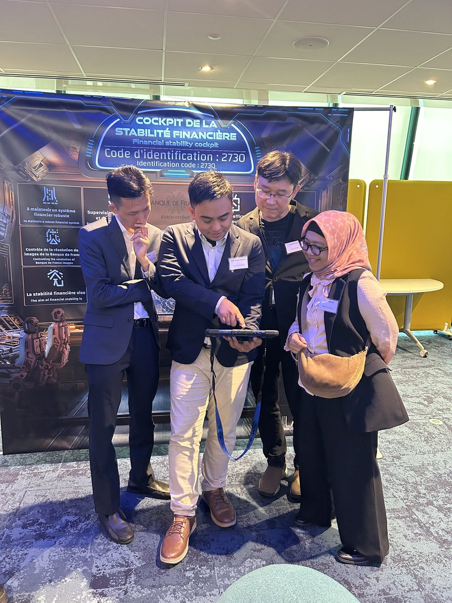 LabBdf's tweet image. Nos participants de banques centrales venus du monde entier ont pu expérimenter notre escape game, STARFI, et nos casques VR à l’occasion de la première journée du séminaire innovation, en partenariat avec l’IBFI !🤖🕹️ #ManagementofInnovation #EscapeGame #VR