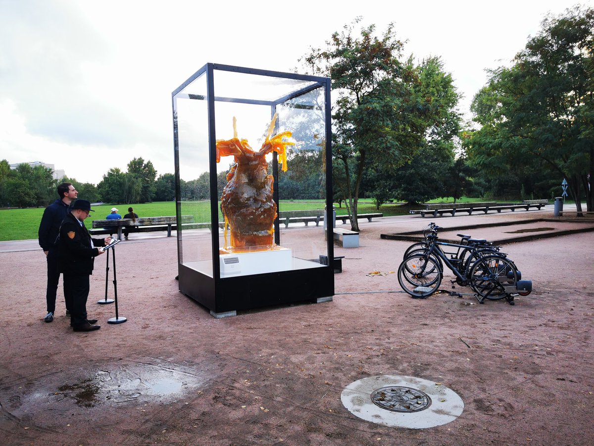 Noch bis zum 6. Oktober schmilzt in Kreuzberg dieses Herz aus 800 Gramm Zucker, wenn nicht in die Pedale getreten wird. Am 6. dann wird es in 100 Stücke zerbrochen.