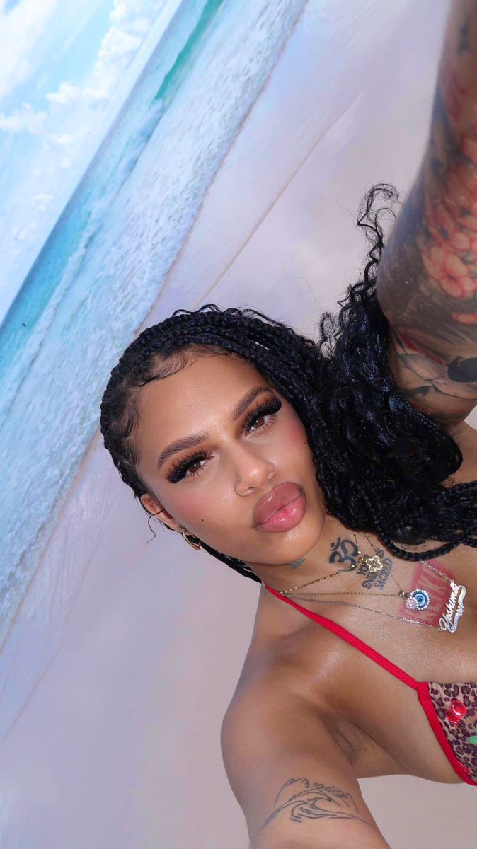 highoffyb's tweet photo. brown eyes + blue skies🏝️ https://t.co/R2ZzREGzw0