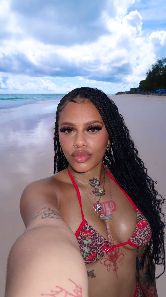 highoffyb's tweet photo. brown eyes + blue skies🏝️ https://t.co/R2ZzREGzw0