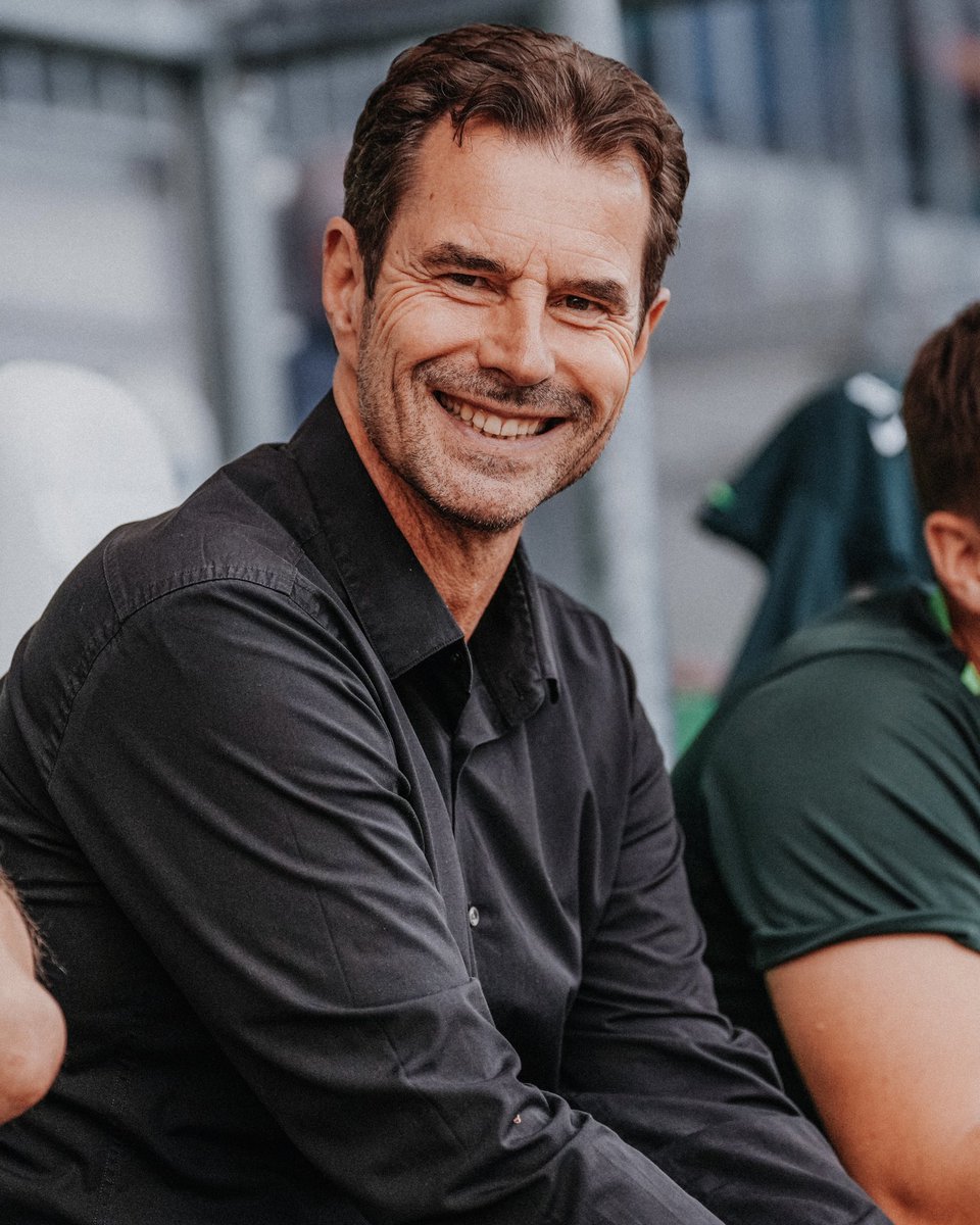 VfLWolfsburg_PT's tweet image. O diretor esportivo da nossa equipe feminina está ficando mais velho hoje! Feliz aniversário, Ralf #Kellerman! 🐺🎂🎉

🟢⚪️ #VfLWolfsburg