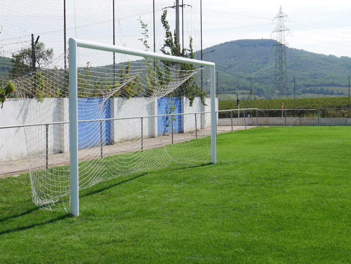 ✅🌱 Ressembra de la gespa del nostre camp acabada.

👉El Parroquial és un dels pocs camps del sud de Barcelona amb gespa 100% natural, i l'únic en les comarques de l'Alt Penedès, Baix Penedès, Garraf i Anoia.

#Arlequinats #Molanta #CFPSPM