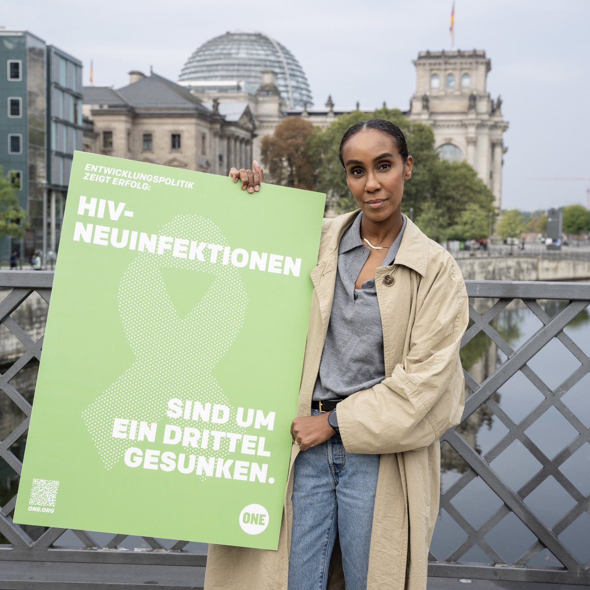ONEDeutschland's tweet photo. Die #Fakten liegen uns zu Füßen💡

Zusammen mit Moderatorin #HadnetTesfai und Autorin #JasminaKuhnke haben rund 30 #ONEActivists der deutschen Politik heute den Teppich der Tatsachen ausgerollt. 

Spread the word: Entwicklungspolitik wirkt! 📲 #WeltWeitWirksam https://t.co/zYfsLLdkmt