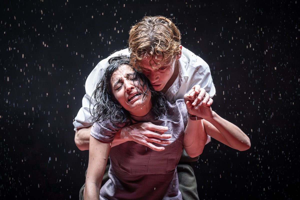 AlmeidaTheatre's tweet photo. Here’s your first look at Look Back in Anger 👇

Cast: Morfydd Clark, Iwan Davies, Billy Howle, Ellora Torchia, Deka Walmsley

📸 @brennerphotos https://t.co/cHVMnfoJo4