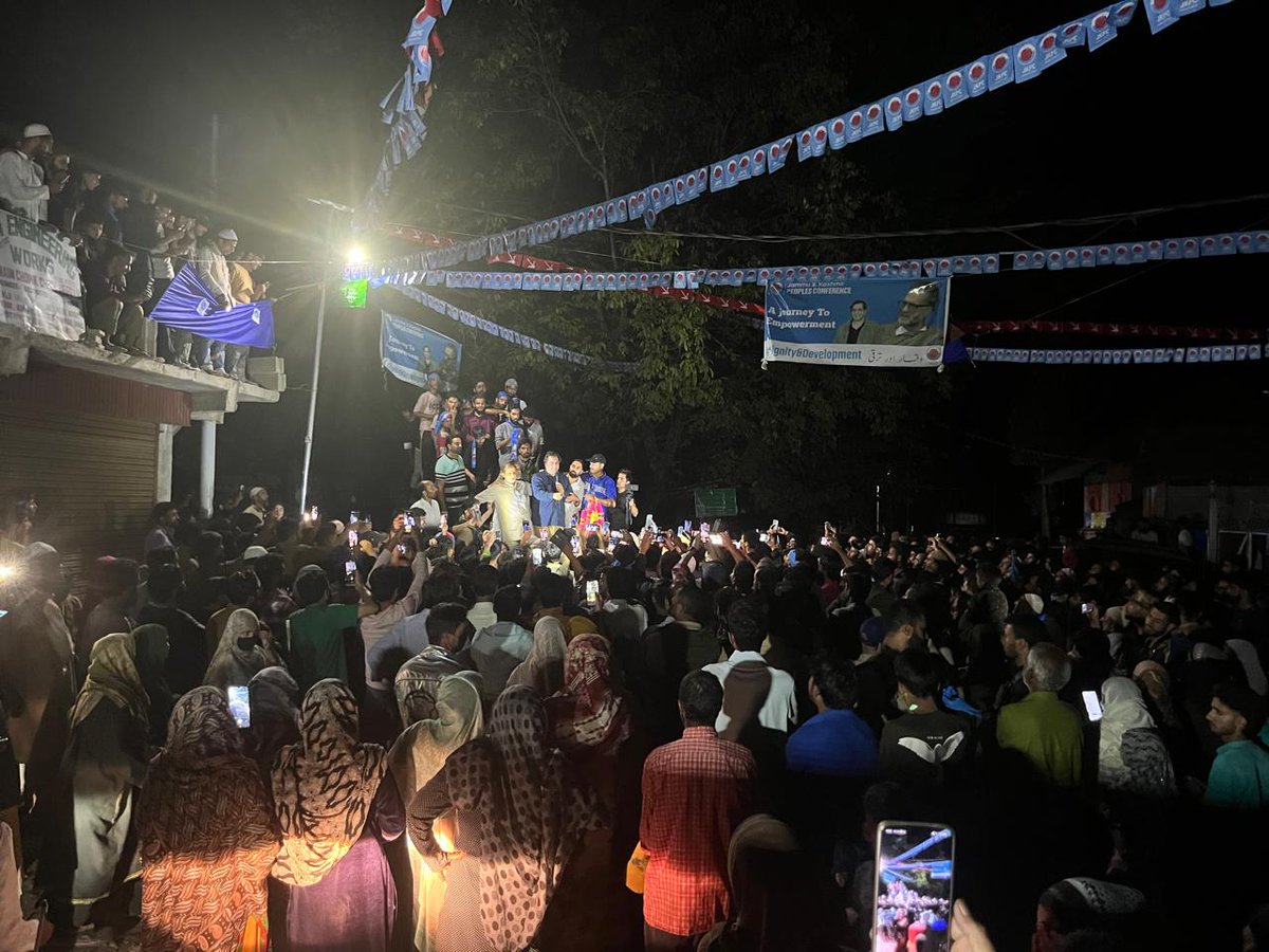 JKPCOfficial's tweet photo. EMOTIONS ERUPT IN KEEGAM!

Overwhelmed by love &amp; support! JKPC President @sajadlone 's arrival sparks joy, as people flood the streets to greet their beloved leader!

Heartwarming scenes, unforgettable moments! https://t.co/copCWcFbFq
