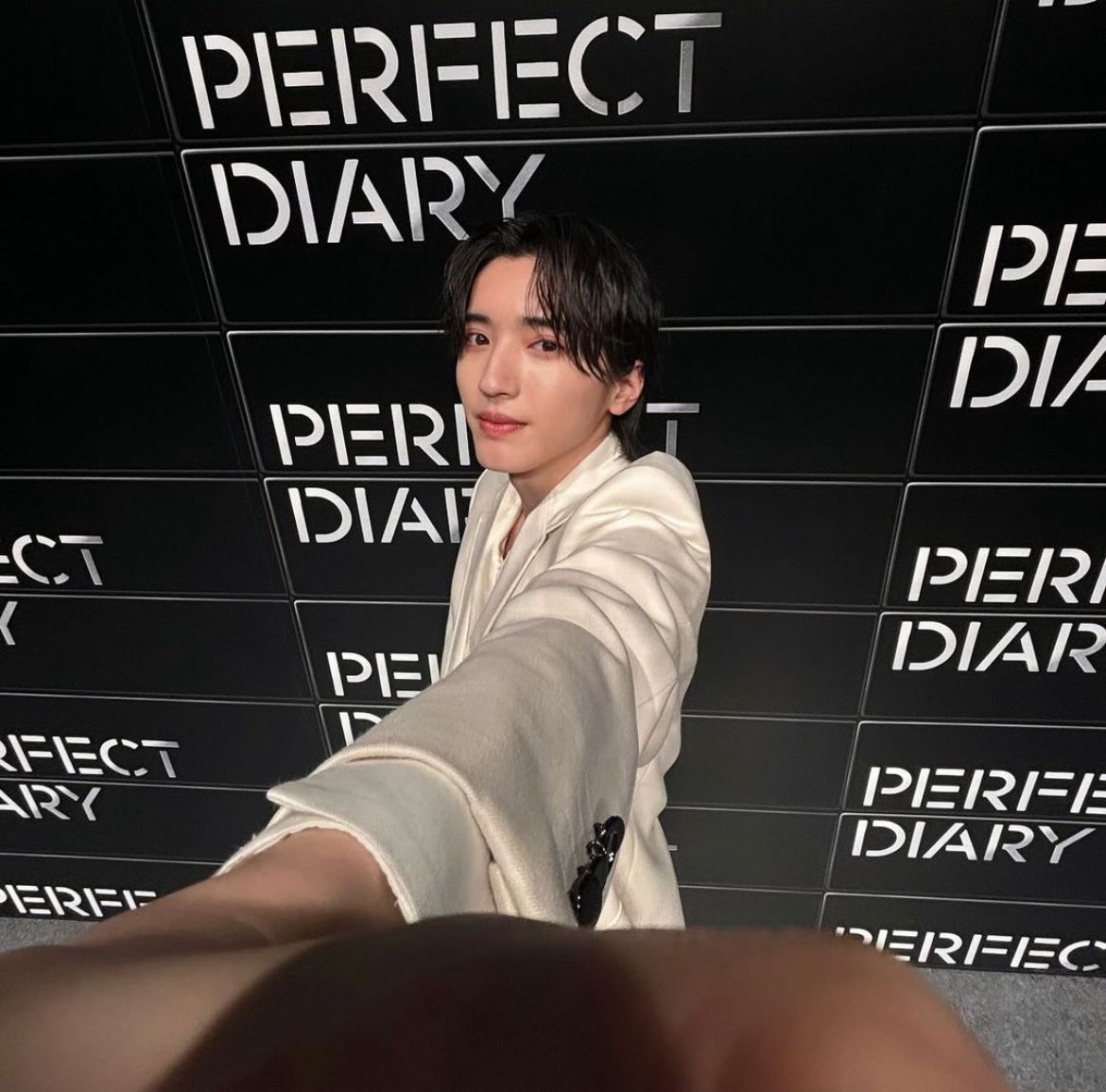 Bm4S7's tweet photo. 다정하게 멱살잡는 거 진짜 왤케 웃기지 https://t.co/GqYvQljdEX
