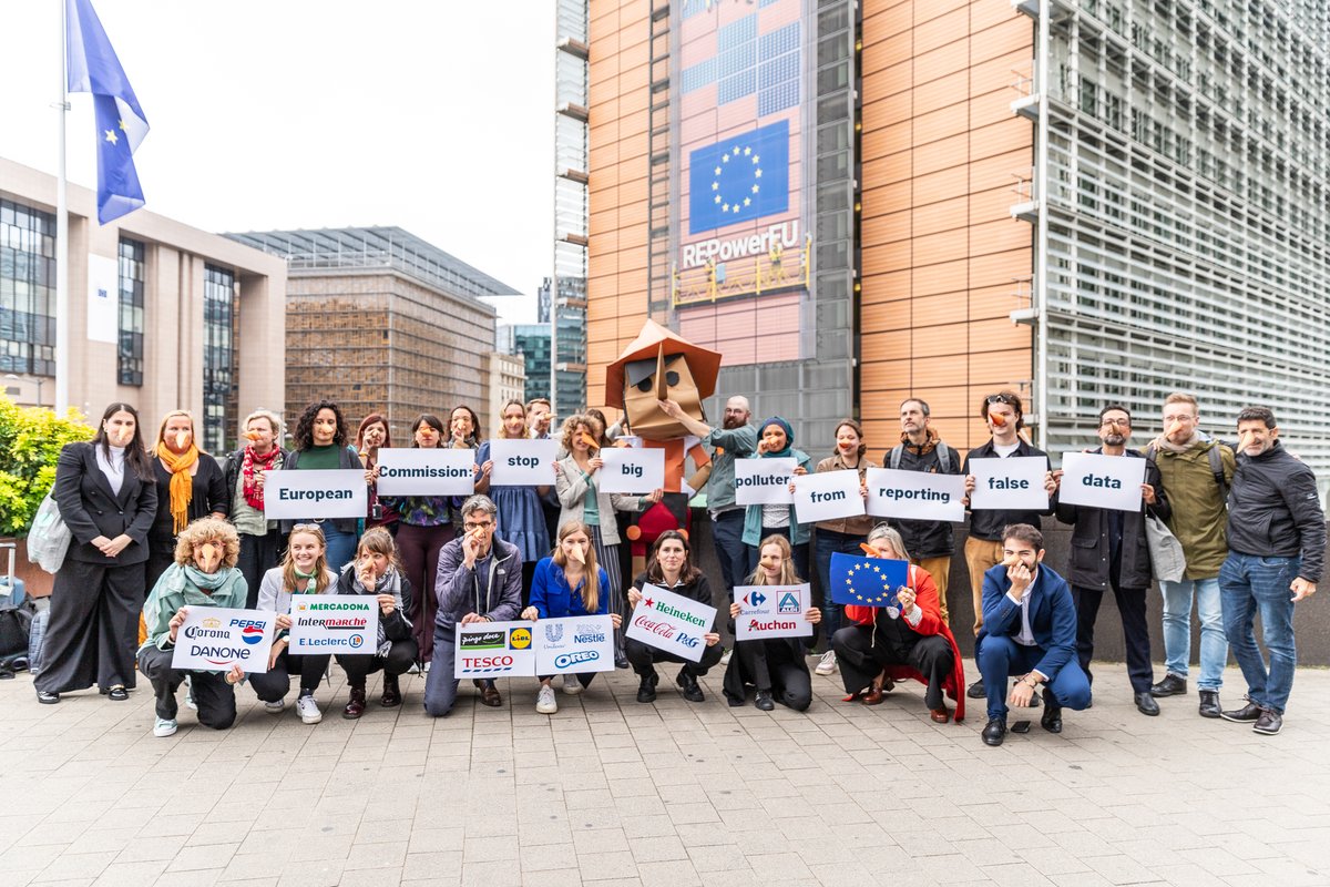 _Retorna's tweet image. Must see our 🤥 at the EU Commission📸
"𝐄𝐔: 𝐒𝐭𝐨𝐩 𝐛𝐢𝐠 𝐩𝐨𝐥𝐥𝐮𝐭𝐞𝐫𝐬 𝐟𝐫𝐨𝐦 𝐫𝐞𝐩𝐨𝐫𝐭𝐢𝐧𝐠 𝐟𝐚𝐥𝐬𝐞 𝐝𝐚𝐭𝐚"
11 organizations from @brkfreefromplastic and @zerowasteeurope expose big polluters’ lies about reuse, separated collection and recycling of packaging