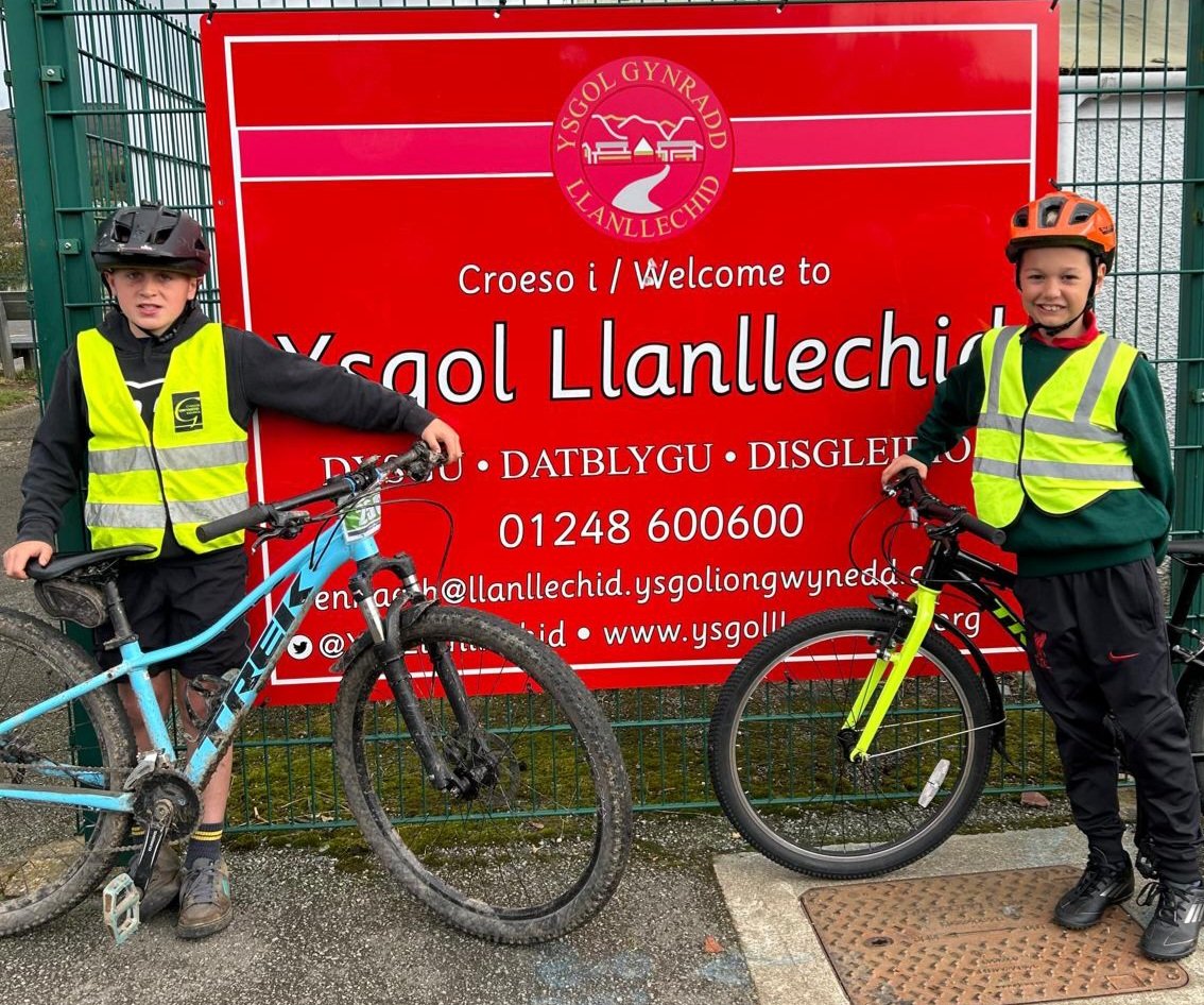 YsgLlanllechid's tweet image. Disgyblion Blwyddyn 6 yn cwbwlhau lefel 2 beicio heddiw..Llongyfarchiadau! 🎉🚲🚴‍♀️🚵‍♀️
Cycling proficiency Level 2. Well done Year 6 👏
#inthebag
#accomplished 
#congrats
