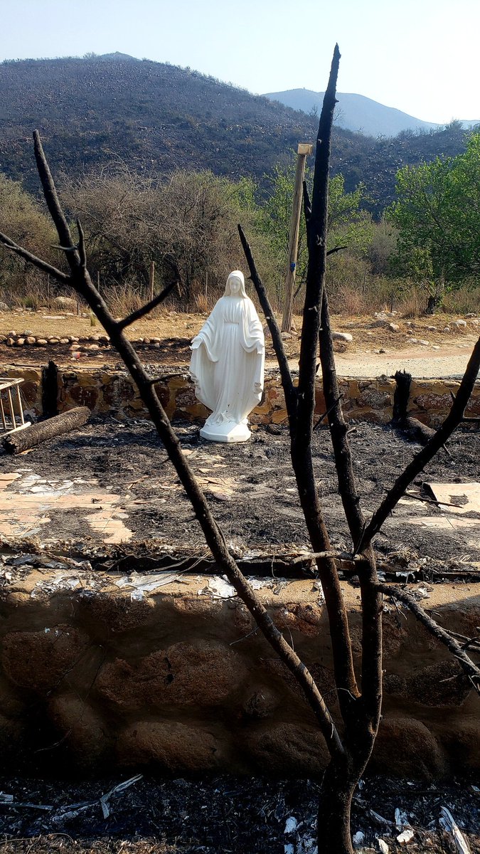 leoguevara80's tweet photo. #Cordoba #Incendios el fuego arrasó con la capilla pero la imagen de la virgen Maria de la Gratuidad, pateona de la zona quedó intacta sin sufrir daños "esto nos tiene muy emocionados" testimonios de los encargados. Fue en la zona de Ongamira. Movil @radiomitrecba. https://t.co/6EFCRanFIN