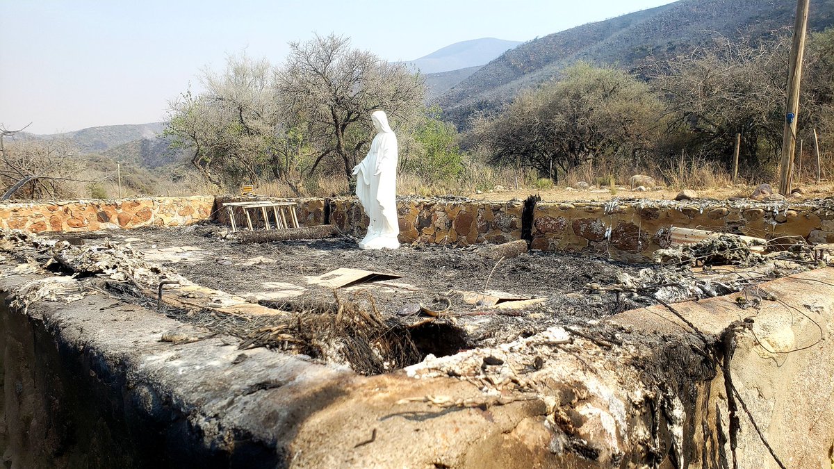 leoguevara80's tweet photo. #Cordoba #Incendios el fuego arrasó con la capilla pero la imagen de la virgen Maria de la Gratuidad, pateona de la zona quedó intacta sin sufrir daños "esto nos tiene muy emocionados" testimonios de los encargados. Fue en la zona de Ongamira. Movil @radiomitrecba. https://t.co/6EFCRanFIN