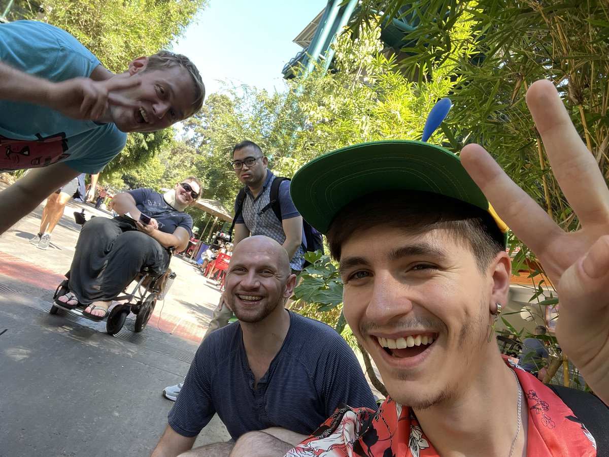 griffy_buns's tweet photo. I also went to the San Diego Zoo!! Had such a blast with @HockeyjettyTTV &amp; @arcanepriest, and met up with so many icons!! 🥹❤️

@OxNatty @AureSilver @MatchaFierce @Split_Owl @jenjenfrosty @RaszyAlisza @EstellaMStone https://t.co/D3eMoRj9s7
