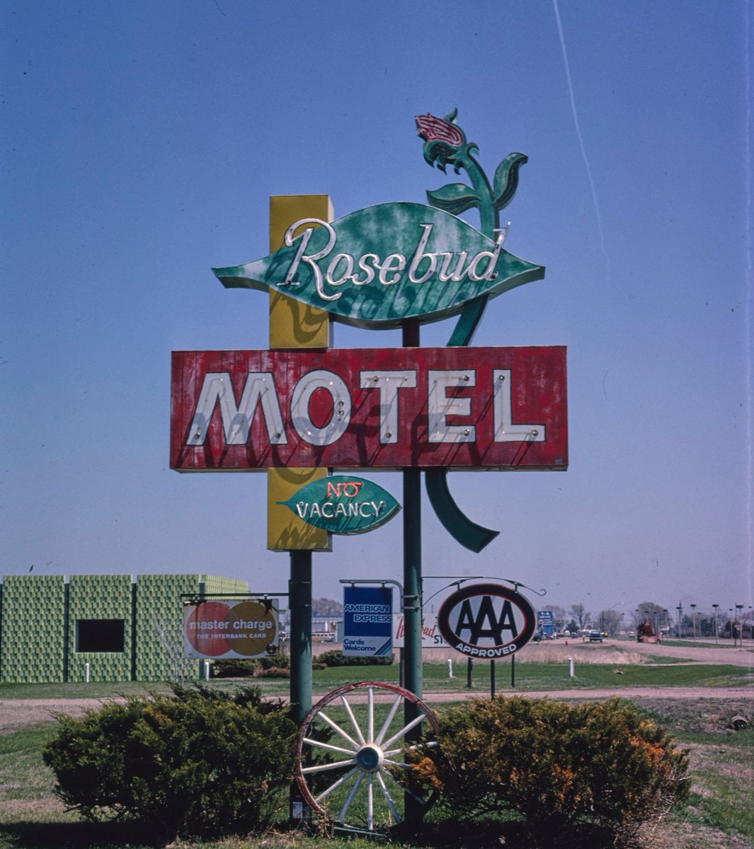 Pack up, we're going on a #ArchivesOnTheRoad trip! First stop...sightseeing vintage neon signs along Nebraska's highways. #ArchivesHashtagParty <a href="/USNatArchives/">U.S. National Archives</a> 
 
📷: <a href="/librarycongress/">Library of Congress</a>, by John Margolies 1980-1982.