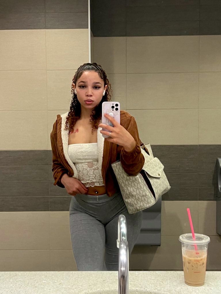 lovebugtayy's tweet photo. What do I get for my birthday? 🥲 9/24 🎈 https://t.co/0RmPyDaxbL