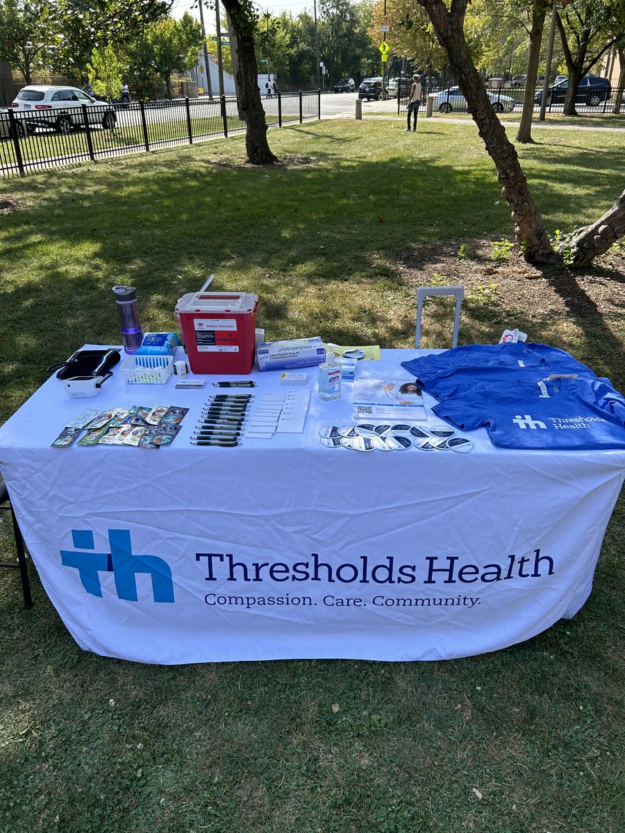 Thresholds_Hlth's tweet photo. Thresholds loves attending the Austin Town Hall Farmers Market! We had the pleasure of meeting so many of you &amp; providing health tips and blood pressure checks. We will be at the market next Thursday, 10/3! Stop by, grab some swag &amp; a free health check. #thresholdshealth #chicago https://t.co/ohrxE16BzD