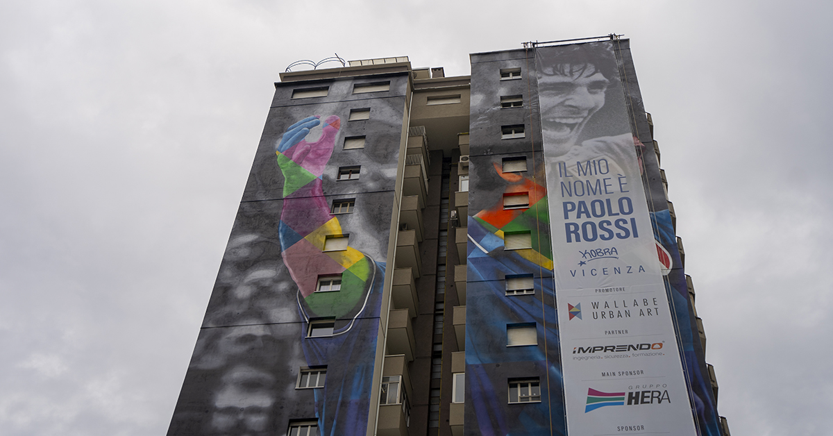 GruppoHera's tweet photo. Inaugurato ieri 23/09 a #Vicenza il murale dedicato al calciatore Paolo Rossi con il sostegno di #Estenergy e #HeraServiziEnergia, società #GruppoHera: parte del piano di riqualificazione della Torre Everest, imprime una concreta azione di rigenerazione urbana su tutta l’area 👇 https://t.co/7cbGLohDxP