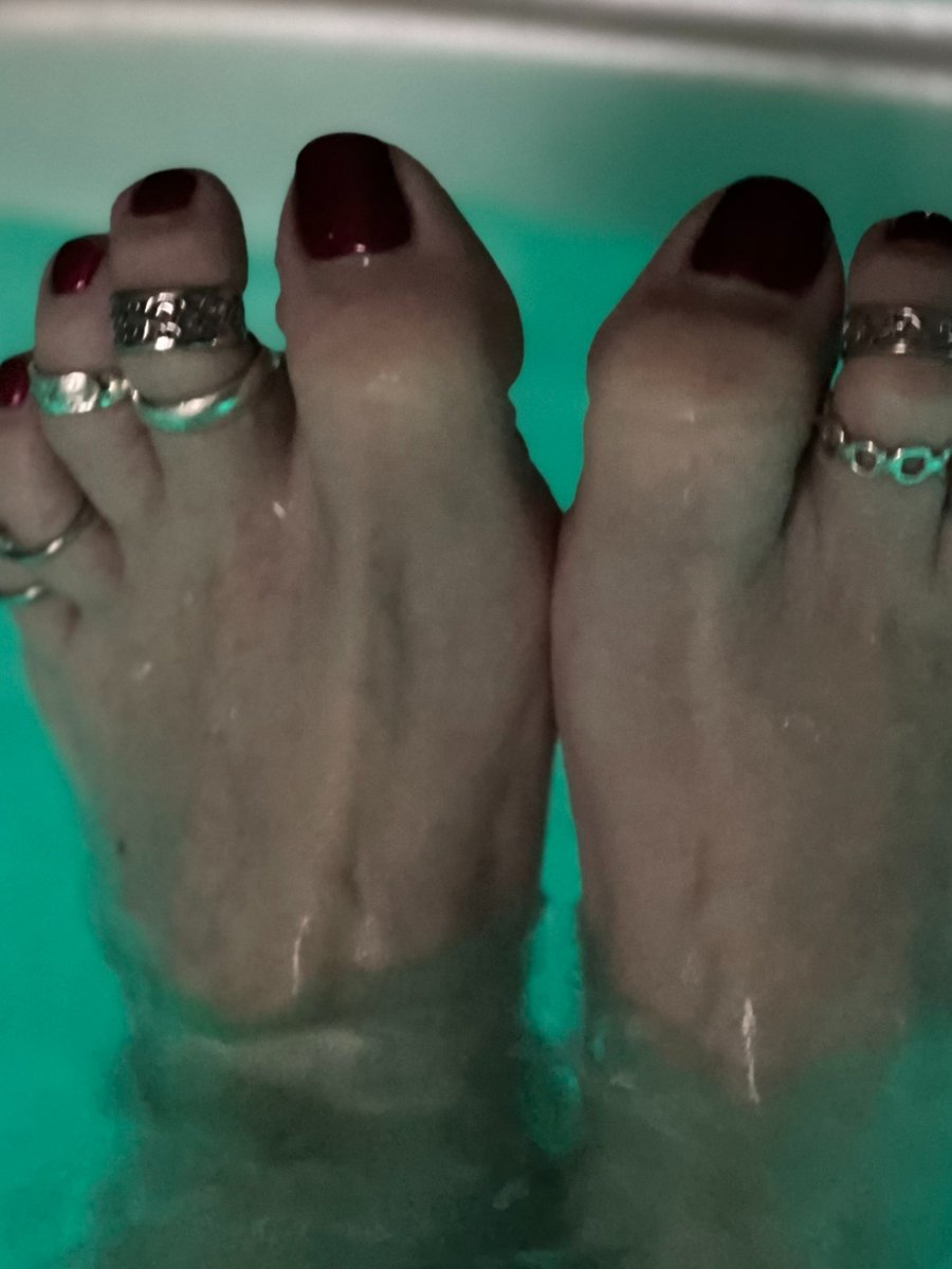 FootFetishNight's tweet photo. Soaking up the good vibes in the hot tub! 🌊✨ Nothing like warm bubbles, cool drinks, and pure relaxation 😌🍹 Ready to unwind and let the stress melt away! 💆‍♂️💆‍♀️ #HotTubTime #ChillVibes #MeTime #BigFeet #Feet #FeetGoals #FootFetish #FootGoddess https://t.co/nVtjup93ma https://t.co/lcZXaDsi6M