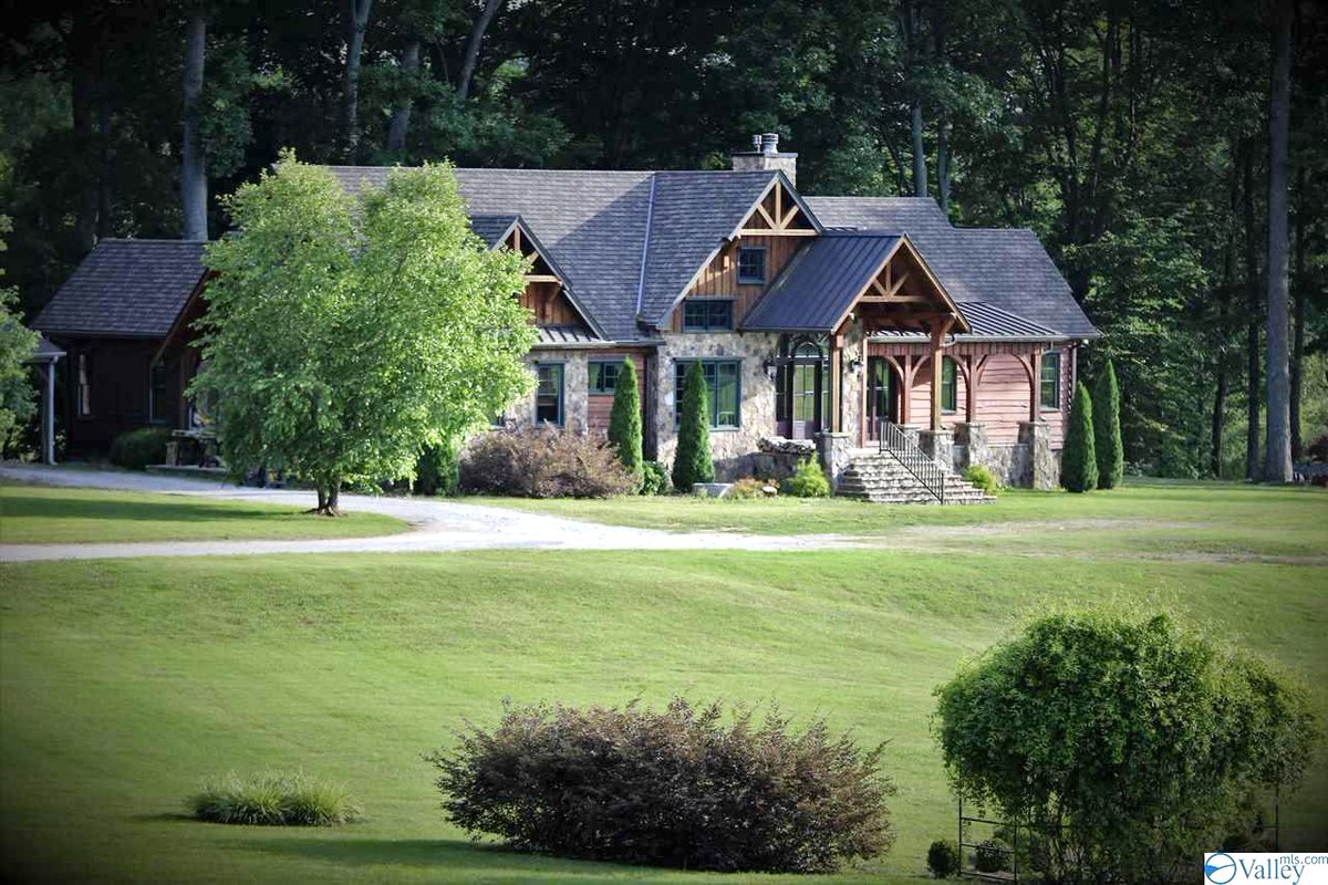 positivelydec's tweet image. Did you know Decatur is home to not one, but TWO of the most expensive homes in North Alabama? 👀

With over 250 acres of stunning land, these homes are a testament to the beauty of living in Decatur.

What do you envision when you think of your dream home?

#PositivelyDecatur