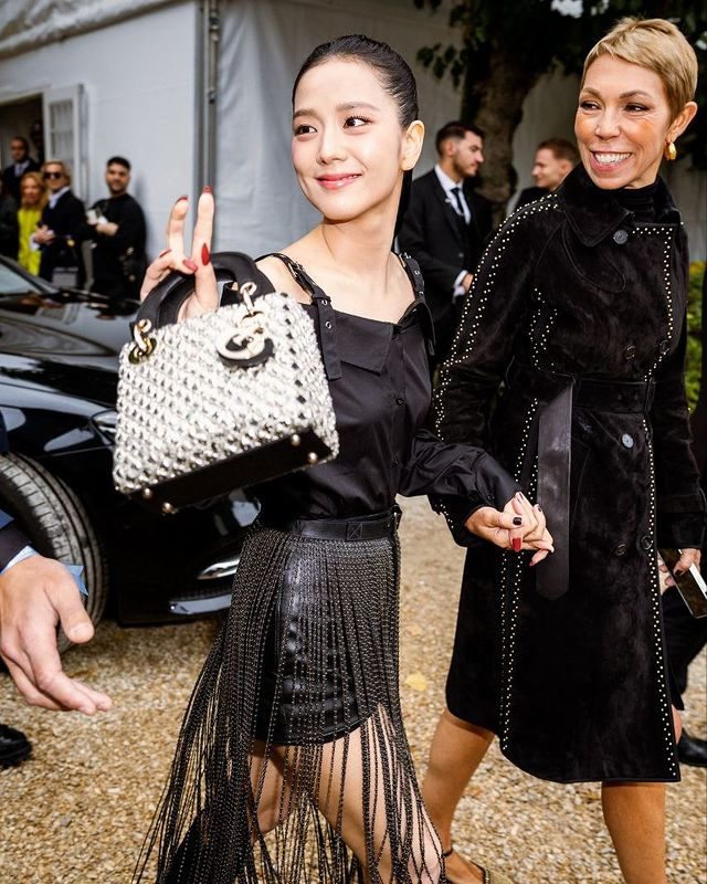 bp886_blink1157's tweet photo. Jisoo with Mathilde Favier (Public Relations Director)😎🖤#JISOO #MathildeFavier #JISOOxMathildeFavier #DIOR #DiorSS25 #JISOOxDior #JISOOxDiorSS25 #Paris2024 #ParisFashionWeek #ParisFashionWeek2024 https://t.co/nNoxE913oq