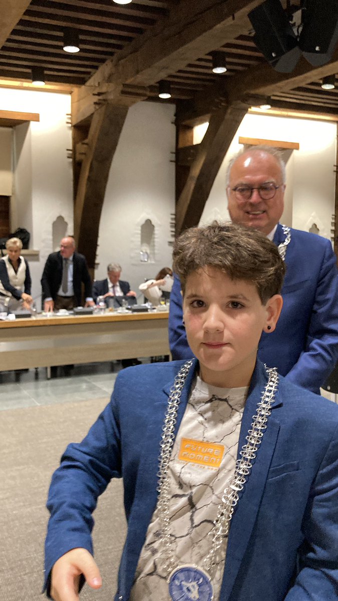 Installatie van de nieuwe kinderburgemeester @JurreNipius. Tof, 10 jaar en nu al een beetje de baas 👊🏻