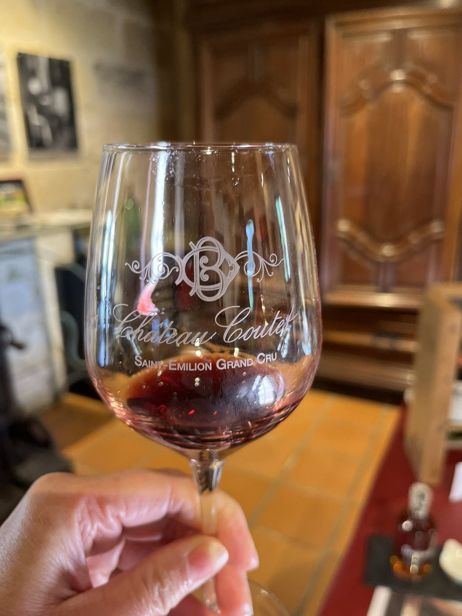 BeccaPowellUK's tweet image. ‘Give me books, French wine, fruit, fine weather and a little music played out of doors by somebody I do not know’ - John Keats

Fabulous day out with friends at Chateau Coutet, St Emilion🍷☀️🍇

#winetasting #chateaucoutet #writerslife