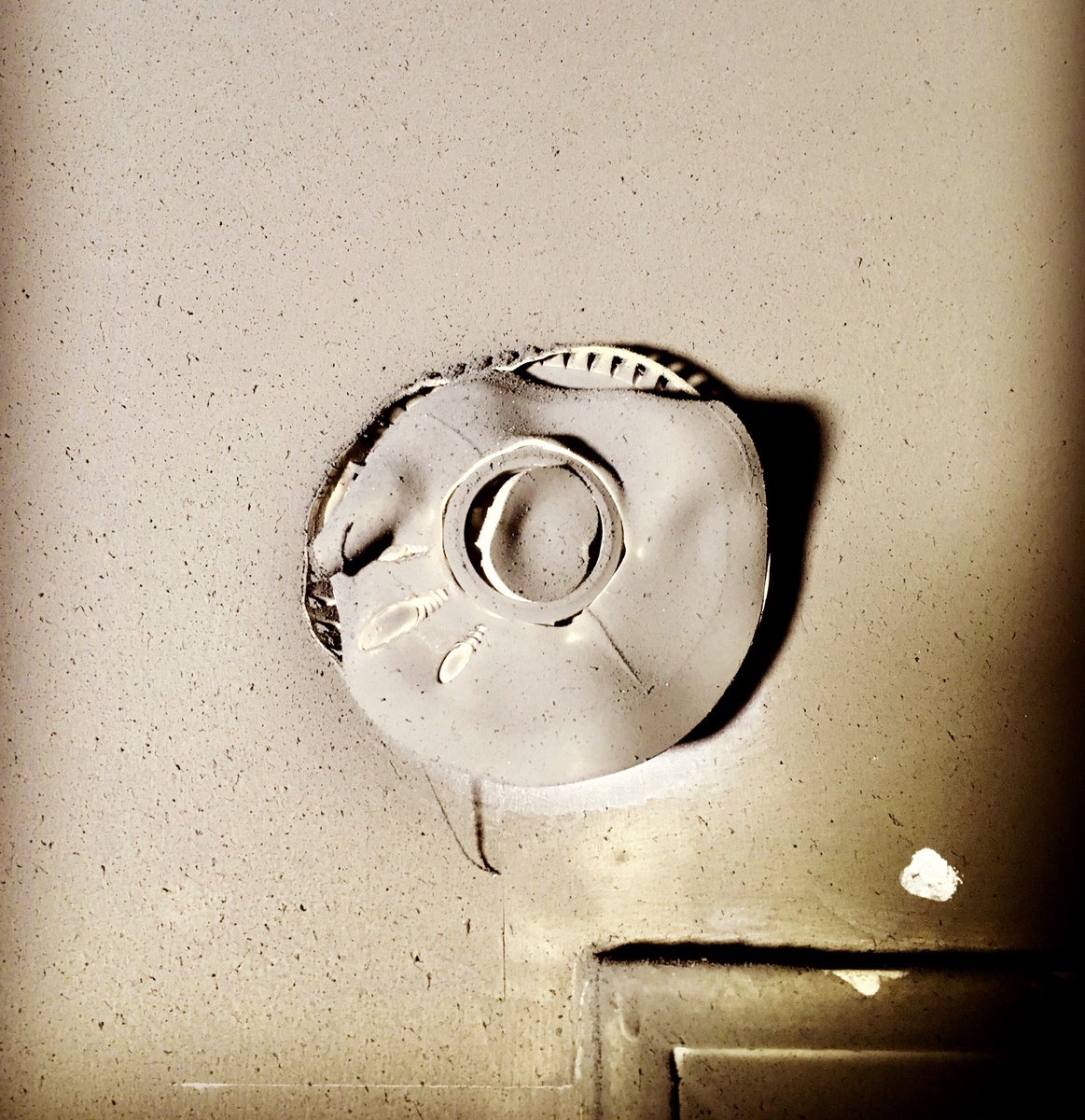 LondonFire's tweet photo. Living in halls? It may be tempting to brush off alarms sounding as a false alarm, but it’s important to treat every alarm as though it was a genuine incident.
Don't try to cover up smoke alarms either - it could prevent fires from being detected early🔥 #StudentFireSafetyWeek https://t.co/RJ0AcZ1K1P