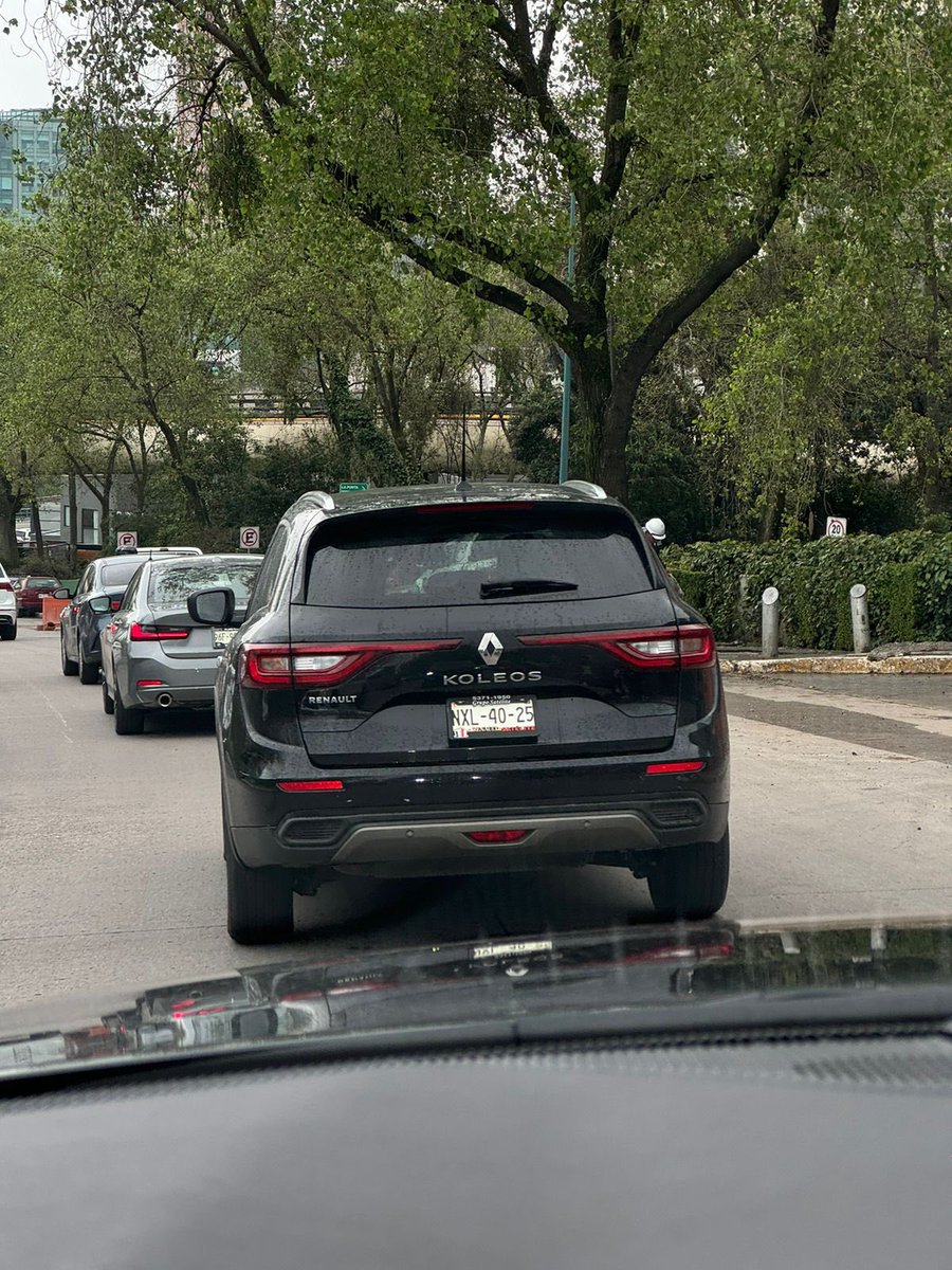 Si alguien conoce al propietario de esta camioneta Porfavor mándenme sus datos. Le pego a mi hija y se dio a la fuga. Cerca de Pabellón Bosques. Porfavor RT para que gente como él (ella) queden  en evidencia. No es solo por el golpe. Es la falta de valores para enfrentar sus