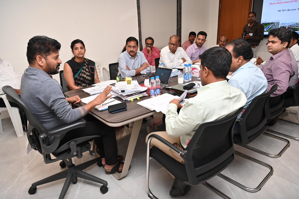 MadhuriDaksha's tweet image. మూసీ రివర్ ఫ్రంట్ డెవలప్మెంట్, #Hyderabad మెట్రో రైలు పై సిఎం #RevanthReddy అధికారులతో సమీక్ష.

ఆక్రమిత చెరువులు, నాలాలతో పాటు  మూసీ పరివాహక ప్రాంత పరిధిలో నివసించే అర్హులైన పేదల వివరాలు సేకరించాలని అధికారులకు కీలక ఆదేశాలు ఇచ్చారు 

#MusiRiverFrontDevelopment #Hyderabad 

1/2