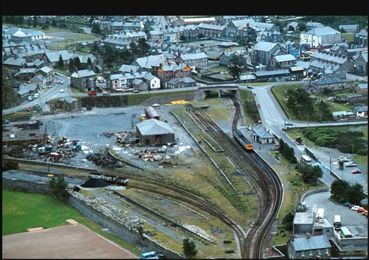 MEIRIONYDDPHOTO's tweet photo. Today's old photo of #BlaenauFfestiniog
The old station,slate yards now home to DC Jones,@SerenCyf @Huws_Gray @NorthWalesFire @tfwrail
Trains through the bridge to town and Trawsfyndd perhaps only for nuclear / #Magnox @NRServicesUK
@ConwyVNWCoast @pplscollection https://t.co/ytubFuQuO9
