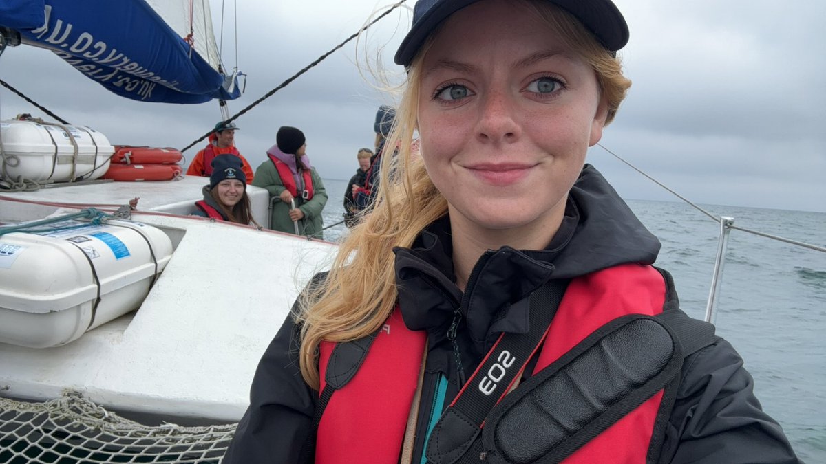 thatsealgirl's tweet image. Great first 2 days out on the sea for @MarineVertsMSc @ExeterMarine 🌊
Lots of gannets, grey seals, common dolphins & porpoise (yesterday) & bottlenose dolphins today. Other groups spotted a minke & tuna, they managed to evade us. Hopefully spot them soon too 🤞🏻