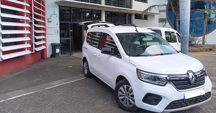 🚙 La navette documentaire entre les BU.
✨NEW ✨ : navette St-Denis/Tampon 2 x / semaine (lundi ET jeudi)
Réservez vos docs 📚 jusqu'à la veille de la tournée :
📆  BU Droit-Lettres, Sciences, Éducation et Tampon : lundi* et jeudi
📆 BU Terre-Sainte, IAE et La Résidence : jeudi