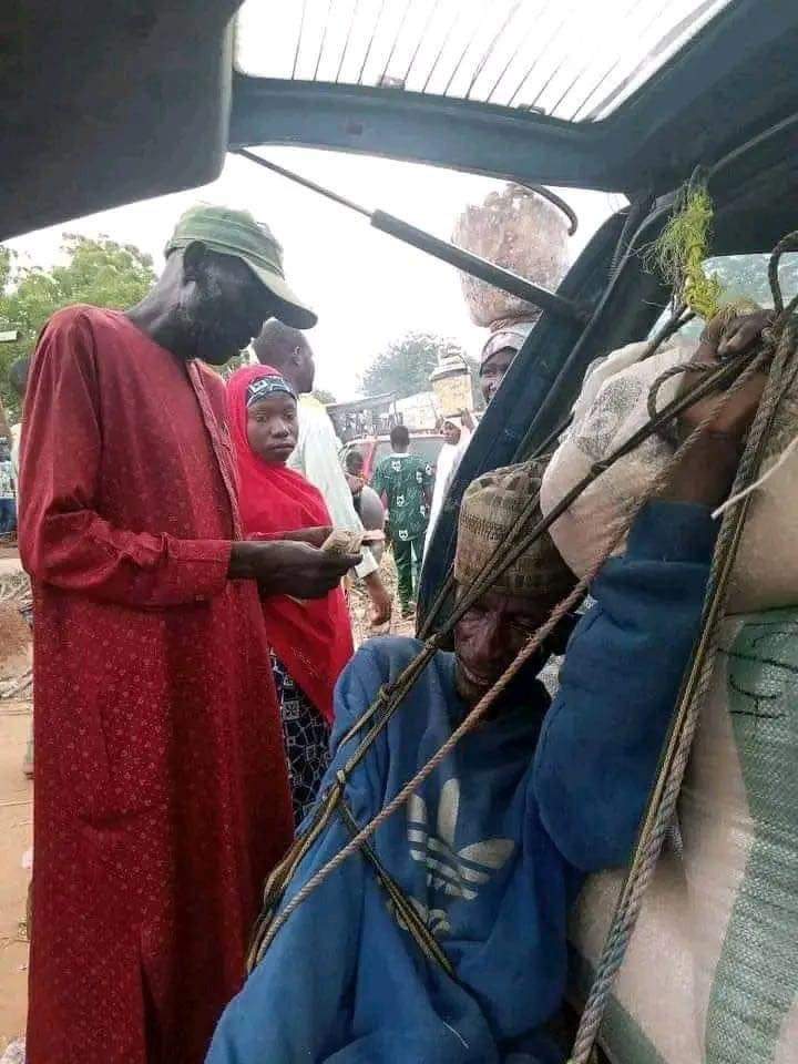 PHOTONEWS: Nigerian Man Tied To Luggage In Car Boot Over Hike In Transport Fares
#saharareporters #oneblaqboy #alikodangote #DevaraStorm #LeDefileLOreal #BiggBossTelugu8 #DevaraTrailer #LeDefileLOrealxGemini #SupremeCourt