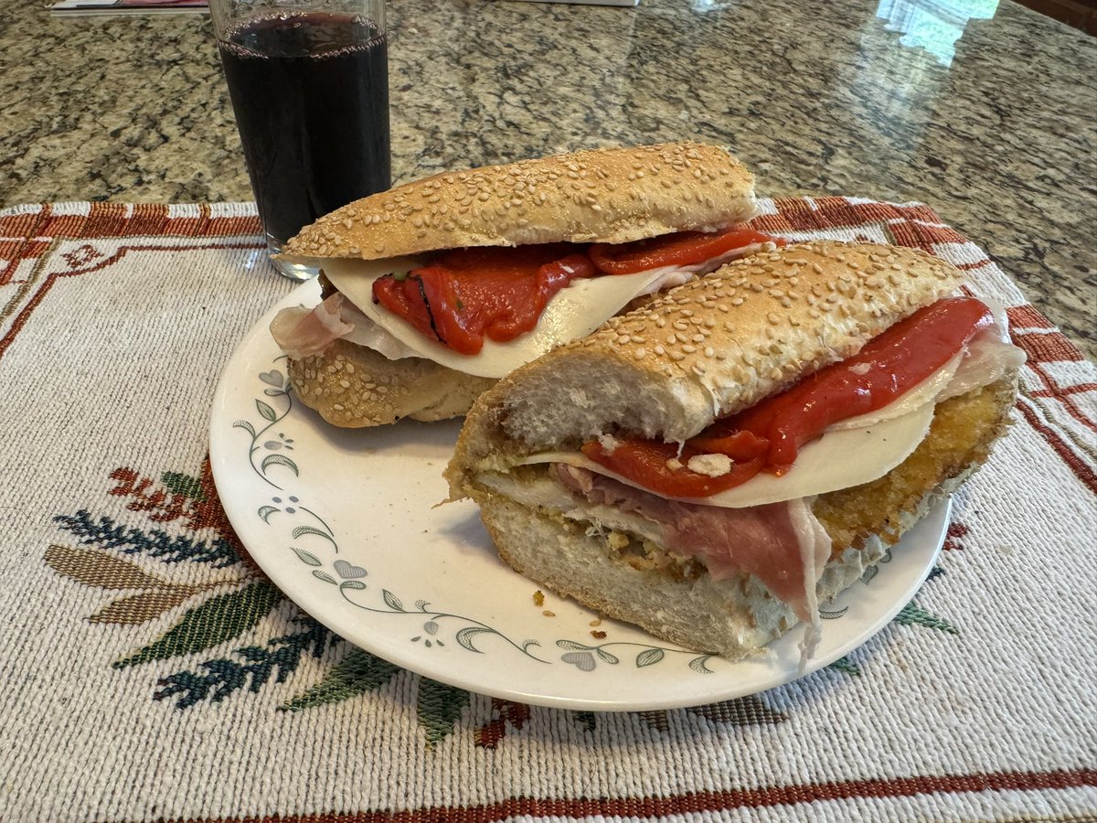 rufflife23's tweet image. You think @bogan_feet will hate my lunch? Big Red’s chicken cutlets, prosciutto, provolone, roasted red peppers, olive oil and balsamic with a glass of Merlot. 
@Emilio2763 @baronvongrimm @DDDEEEZZZ3 @jessicaflatcat @doggythunder @GillyBats @The_SecretShow @NJRefugeetoSC #4Deep