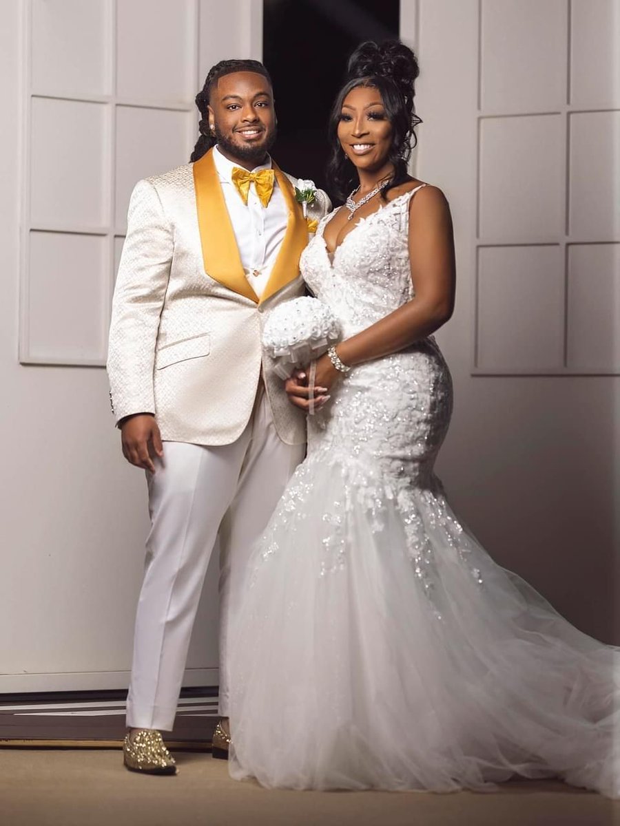 SMH_ATELIER's tweet image. "Custom champagne and golden rod tuxedo for a wedding: Because why go for ‘classic’ when you can have ‘pop the champagne, this is going to be epic’? 🥂✨ #ChampagneAndGold #WeddingStyle #SeanMHortonAtelier"