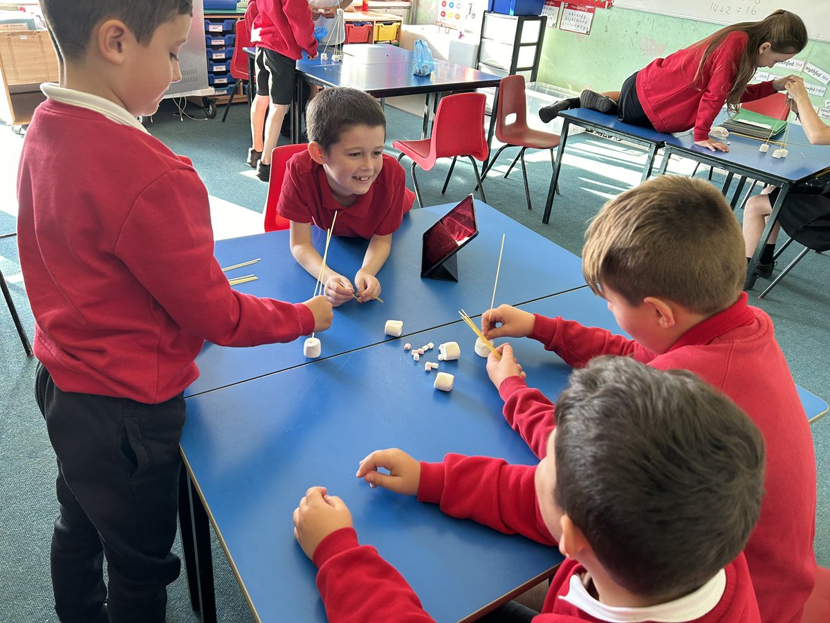 Diolch i <a href="/2BEnterprising/">2B Enterprising</a> am weithdy hynod o ddiddorol ar gydweithio effeithiol/Blwyddyn 4B had a great time collaborating &amp; working together this week 🗼🐝