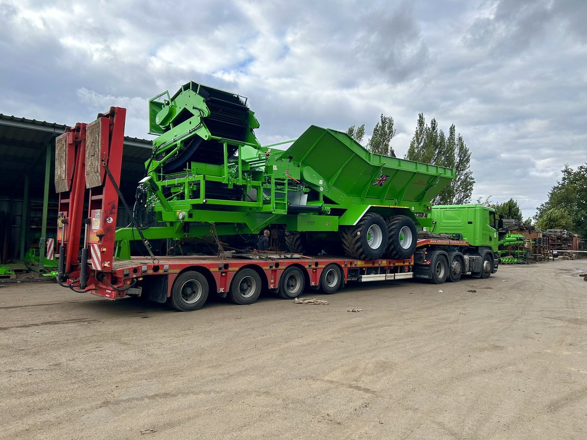 JonesVeg1's tweet image. A new Root Crop Cleaner loaded and on route to Lancashire #jonesengineering #britishmade