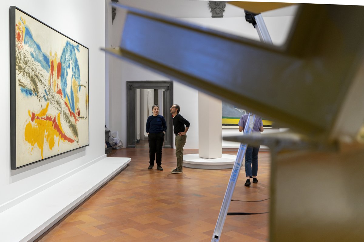 Ultimi ritocchi a #HelenFrankenthaler #DipingereSenzaRegole a #PalazzoStrozzi. La mostra sarà aperta dal 27 settembre: ow.ly/5YYL50TutS2