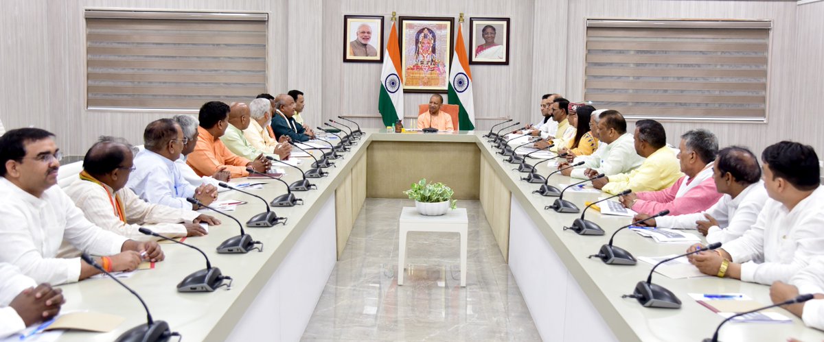 myogioffice's tweet photo. मुख्यमंत्री श्री @myogiadityanath जी महाराज ने आज उत्तर प्रदेश राज्य पिछड़ा वर्ग आयोग के नवनियुक्त अध्यक्ष, उपाध्यक्ष द्वय और सदस्य गण के साथ विशेष बैठक की।

महाराज जी ने बैठक को संबोधित करते हुए कहा है कि बीते साढ़े 07 वर्षों में @UPGovt द्वारा किए जा रहे प्रयासों से ओबीसी समाज को मुख्यधारा में स्थान मिला है।