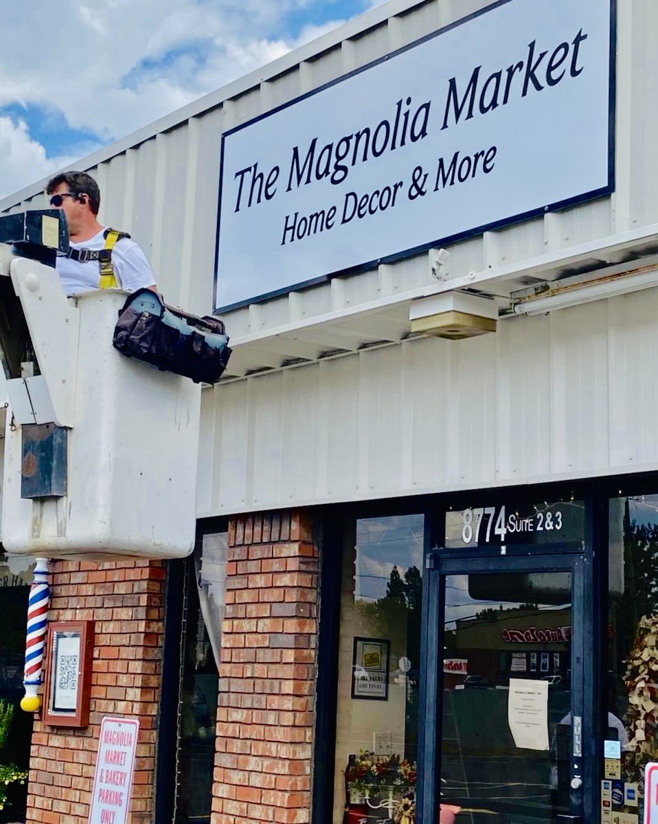 Extreme_Images1's tweet photo. #spotted 
Our installers, Scoot and Tim completing a storefront sign install at Magnolia Market in #dallasgeorgia https://t.co/Xhz43KV87C
