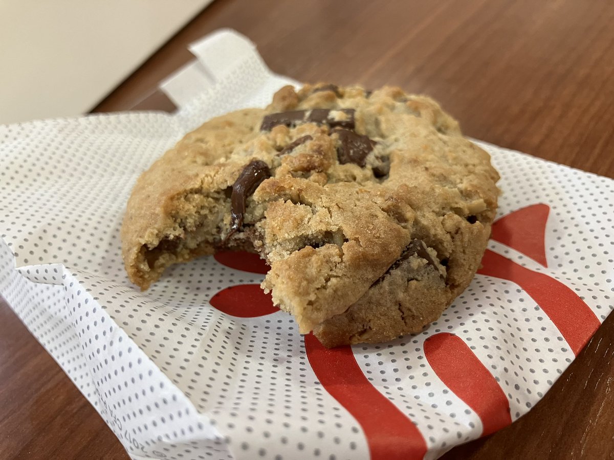 Jon_Blau's tweet photo. Is it possible that Chick-fil-A’s cookies are better than its sandwiches?

Talk amongst yourselves. https://t.co/5YE5trl3GM