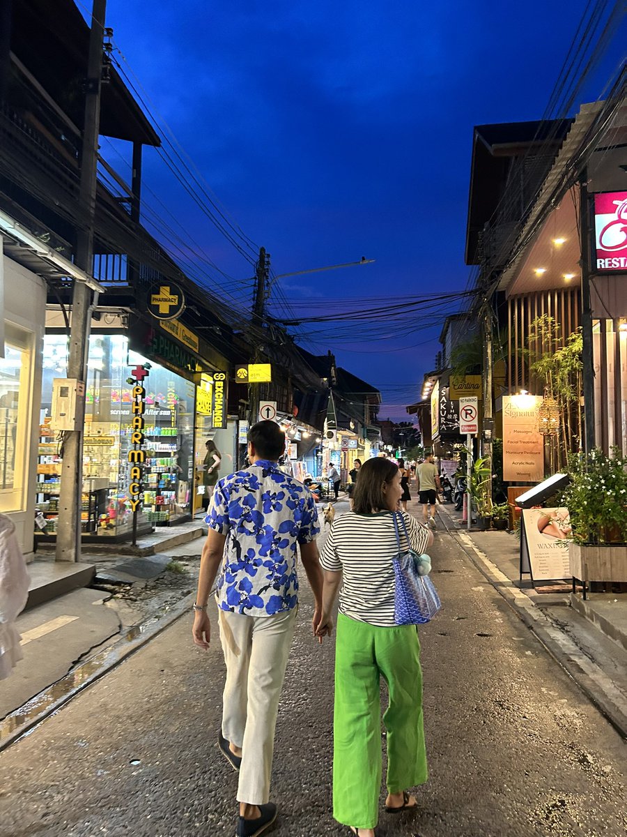 everycornerof's tweet photo. タイ人の親友夫妻とお仕事話。
15年来の知己であり、尊敬する経営者の一人。今夜も沢山の学びと笑顔をもらいました。ありがとう。
それにしてもタイのイタリアン、
ここ数年でクオリチー上がりまくり。
#サムイ島 https://t.co/5T4C2sFnur