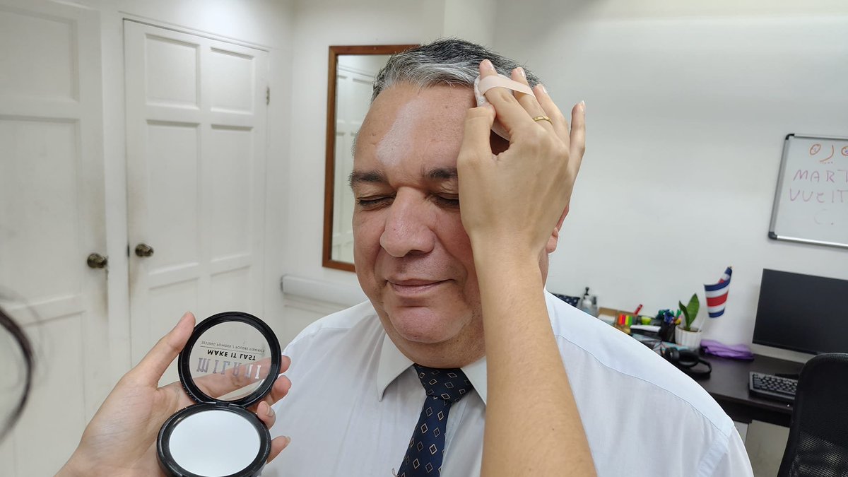 memorivera2's tweet photo. La maquillista no tuvo cuidado y me llenó de maquillaje el pelo.
Me quedó el copete blanco.
Así voy a salir en la edición estelar de Noticias Trivisión.
¡Ni modo! https://t.co/o0pVz75hTt