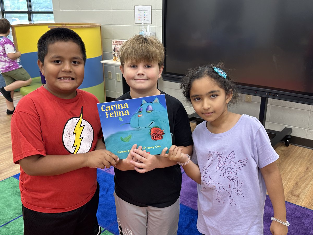 NettletonSTEAMe's tweet image. 🌟🌟Special Class Spotlight🌟🌟
We are celebrating Hispanic Heritage Month in the library!! Mrs. Hogan read the book Carina Felina, a story about a Cuban cat with a big appetite. 📕📗📘 
#STEAMe #SpecialClassSpotlight