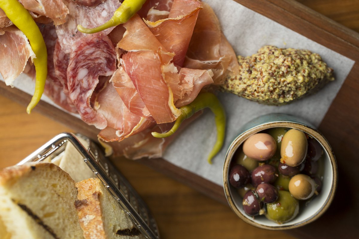 El Tapeo Unveils New Food and Drink Specials, Events and Discounts chicagofoodmagazine.com/news/el-tapeo-…