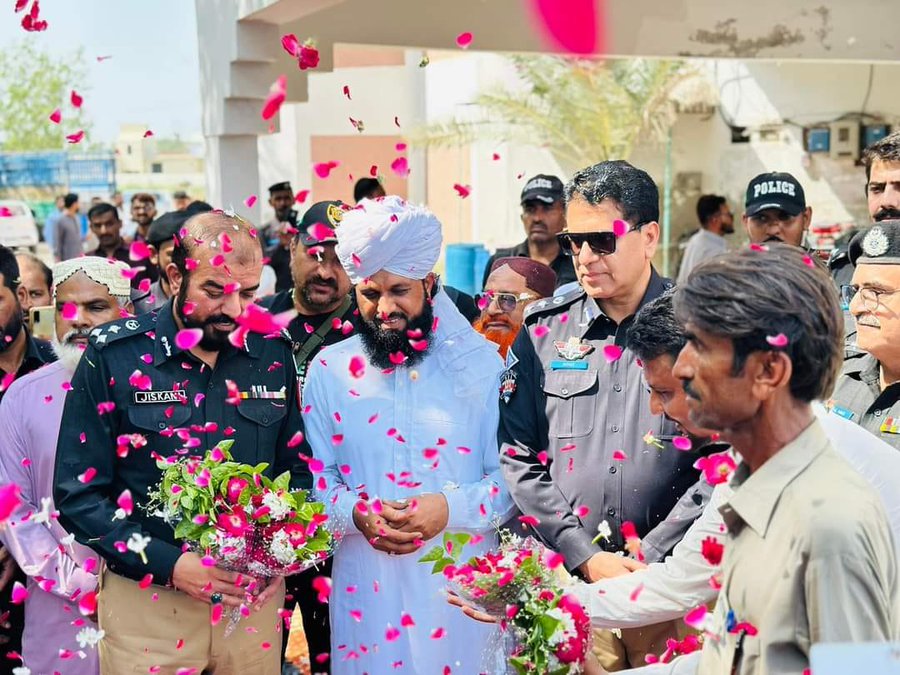 asimusafzai's tweet image. These are not grooms and these are not wedding scenes. These are police officers who have killed innocent people under the pretext of #Blasphemy and are being celebrated by local Mullahs. #PakistanCollapse