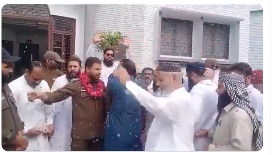 asimusafzai's tweet image. These are not grooms and these are not wedding scenes. These are police officers who have killed innocent people under the pretext of #Blasphemy and are being celebrated by local Mullahs. #PakistanCollapse