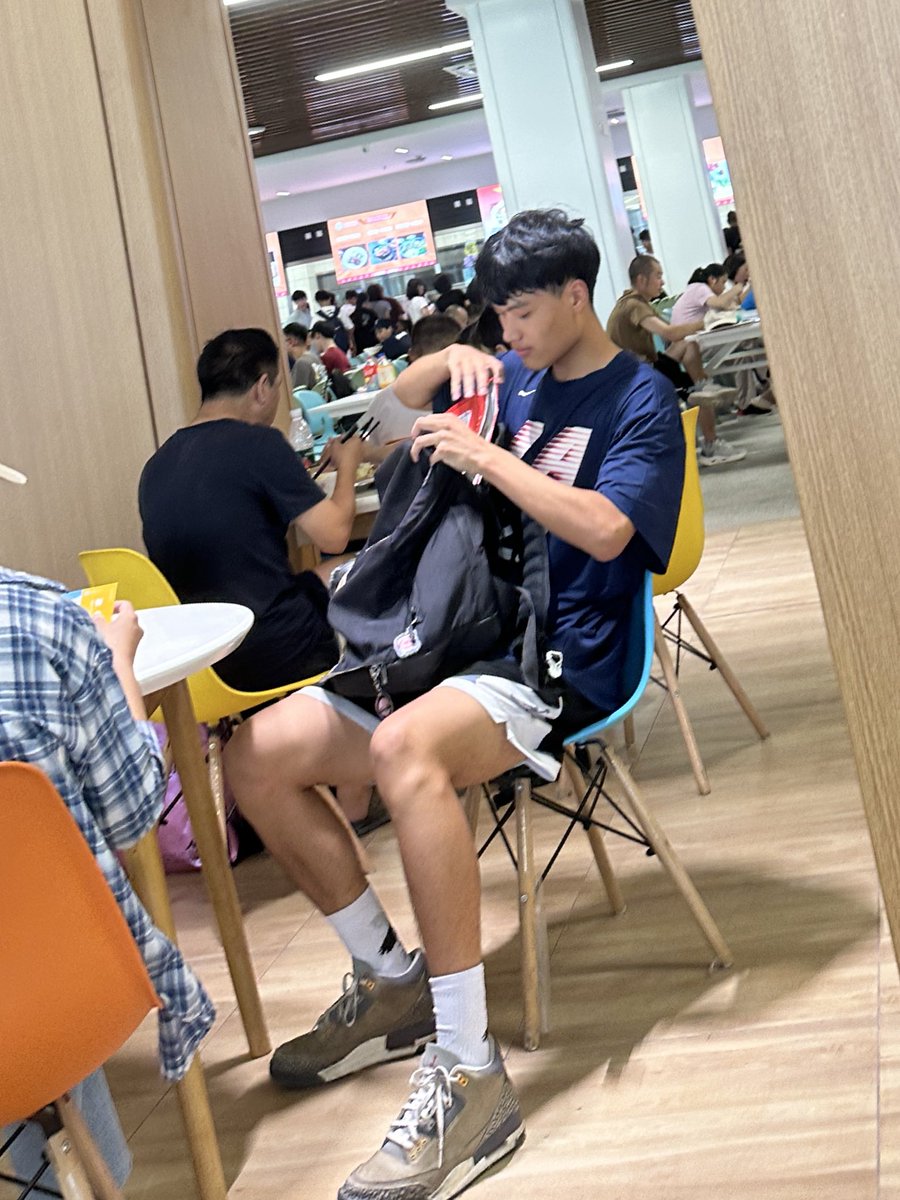 我在这里读书也是超级好，见到太多人了
<a href="/Toplonglong/">龙龙</a> <a href="/longjie2024/">龙杰不是体育生</a> 

#成都体育学院 #成都體育學院 #成体 #体育生 #黑皮体育生 #黑皮 #腹肌 #胸肌 #top #体育生S #龙杰 #龙龙