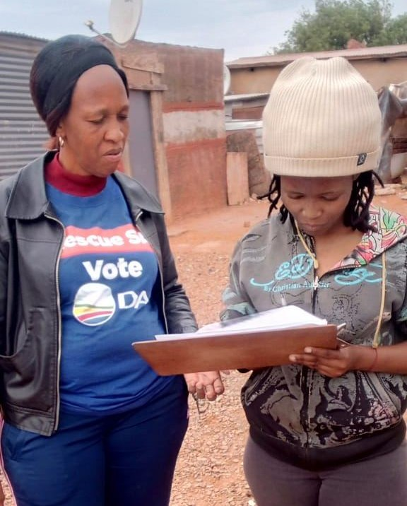 DA_NCape's tweet photo. 🇿🇦 The DA did door-to-door in #Mapoteng, continuing to grow support for the fight against the proposed exorbitant electricity tariff increases to prevent a situation whereby people will have to choose between buying power and buying food.

#HeritageDay https://t.co/x5qX4MUwPY